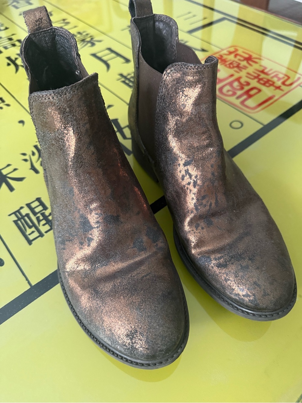 Woman’s made in Italy Metallic Bronze Chelsea Boots - Sleek Slip-On Style